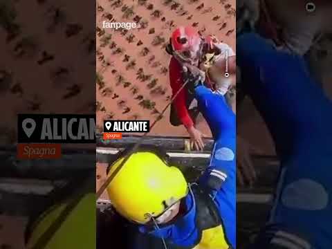 Alluvione in Spagna, bimbo di un anno salvato dai pompieri