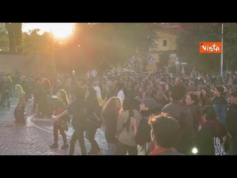 “Tout le monde déteste la police”, i cori contro gli agenti al corteo pro Palestina a Roma