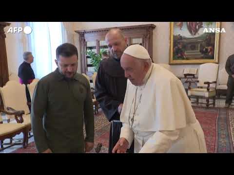 Zelensky dona al Papa un dipinto sul massacro di Bucha