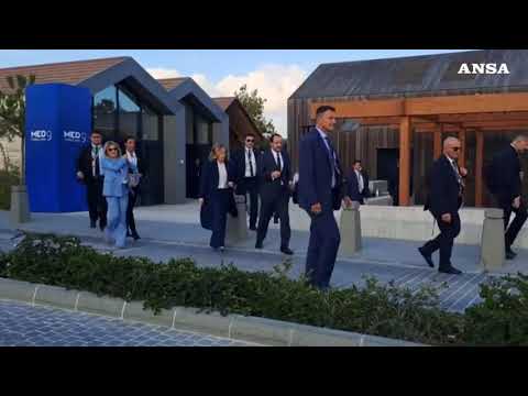 Al Med9 foto di famiglia sul campo da golf, Meloni mima lo swing