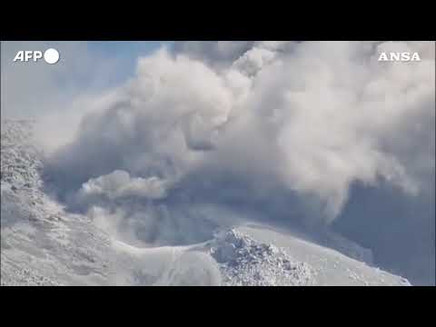 Indonesia, il vulcano Lewotobi Laki-laki erutta nubi di cenere