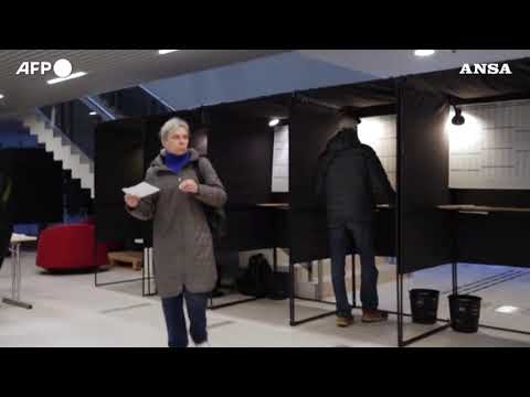 Lituania, aperti i seggi per le elezioni politiche