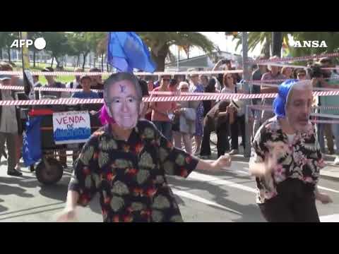 Barcellona, corteo durante l’America’s Cup contro l’impennata del turismo