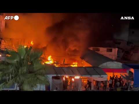 Gaza, incendio in campo profughi dopo un raid israeliano