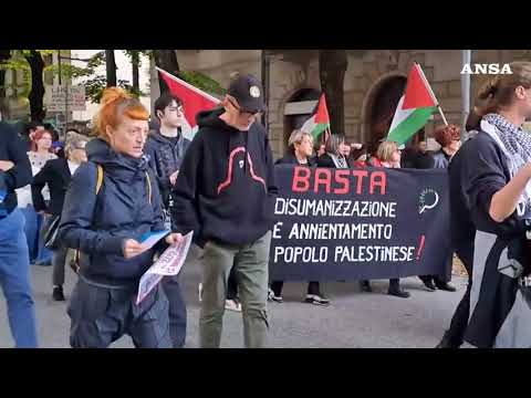 Manifestazioni pro-Palestina a Udine, corteo di protesta contro la partita Italia-Israele