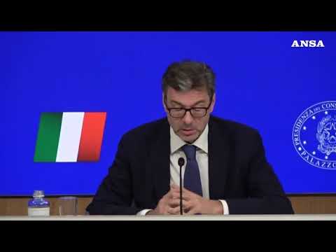 Si rompe un bicchiere alla conferenza stampa sulla manovra, Giorgetti: “Porta bene?”