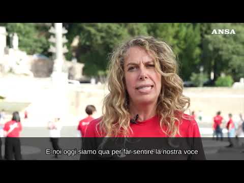 “La fame mangia i bambini”, campagna Save the Children con enormi piatti vuoti
