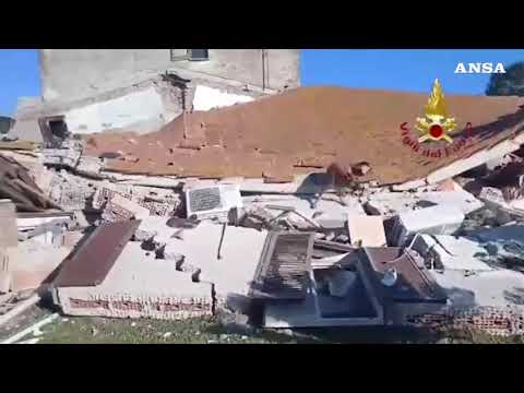 Fiumicino, esplosione in una villetta: estratta viva una donna