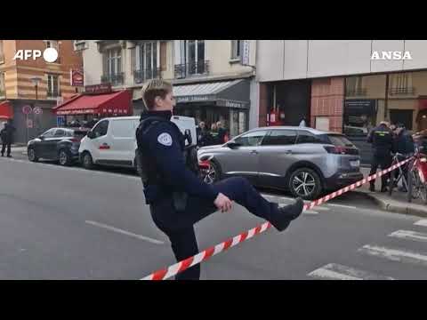 Parigi, ristoratore si barrica nel locale con i dipendenti