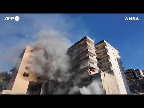 Libano, macerie a Nabatieh. Nel raid israeliano morti alcuni paramedici
