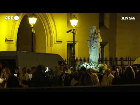 Parigi, la statua della Vergine con Bambino torna a Notre-Dame