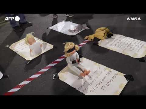 Tel Aviv, protesta contro il governo davanti al ministero della Difesa