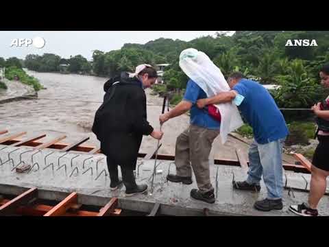 Honduras, la tempesta tropicale Sara si abbatte sul nord del Paese