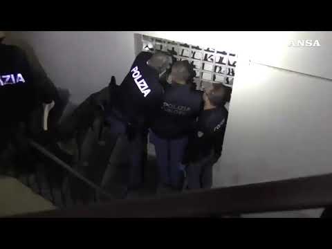 Napoli, blitz della polizia per traffico di droga e cellulari in carcere