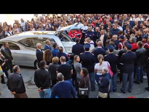 Margaret Spada, palloncini liberati in cielo e bara in processione