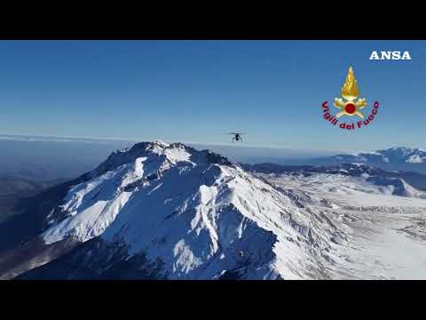 Gran Sasso, i Vigili del fuoco rimuovono in quota il bivacco Bafile