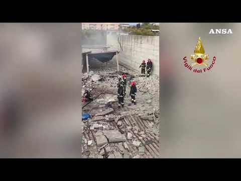 Esplosione in un capannone nel Napoletano, tre morti