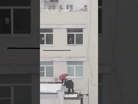 Scoppia un incendio in un ospedale in Russia, i pazienti scappano lanciandosi dalle finestre: il vid