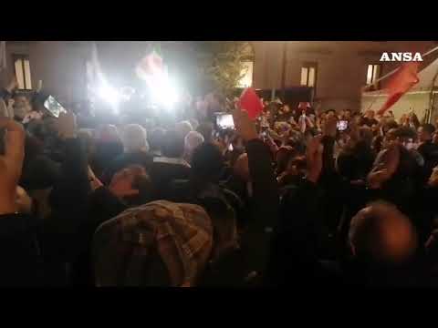 Regionali Umbria, sostenitori intonano “Bella ciao” davanti alla sede della Regione