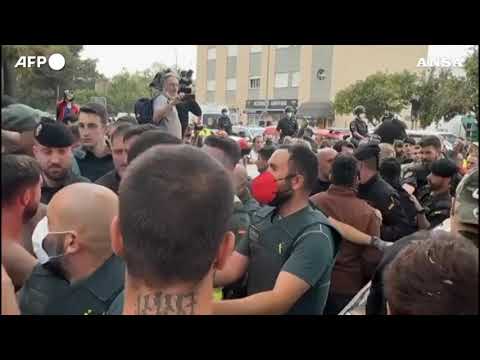 La popolazione di Paiporta contesa e lacia fango al Re Felipe