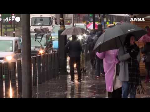 Londra, la citta’ si sveglia con la prima nevicata della stagione