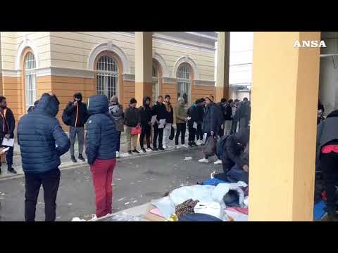 Al via lo sgombero dei migranti dal Porto Vecchio di Trieste