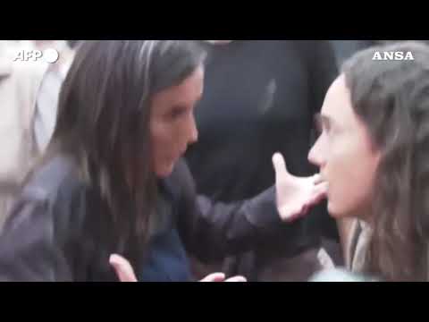 Valencia, reali spagnoli contestati a Paiporta