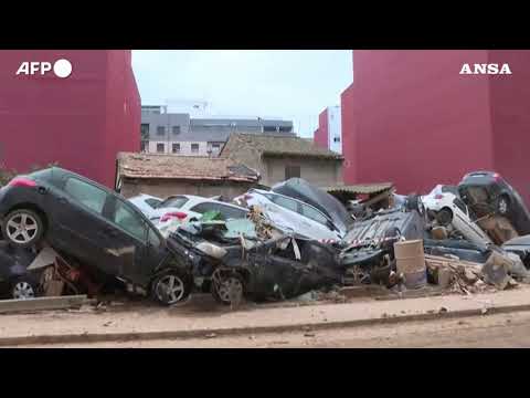 Valencia, la ricerca di dispersi e vittime tra le carcasse delle auto