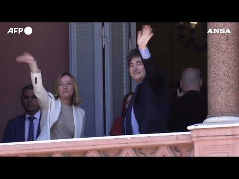 Argentina, Milei e Meloni salutano la folla dal balcone del palazzo presidenziale