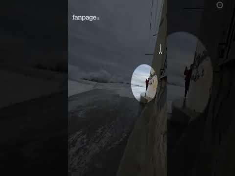 Turista vuole scattare una foto alla mareggiata nonostante i divieti: travolta da un’onda a Camogli