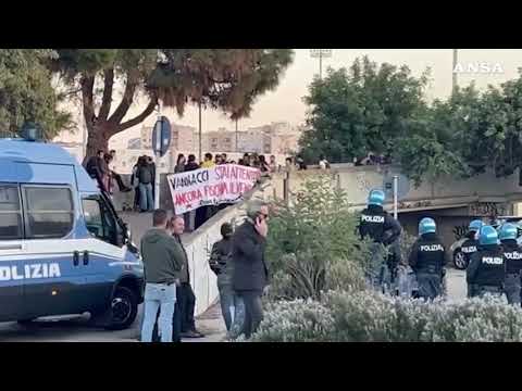 Vannacci alla Fiera di Cagliari, studenti protestano