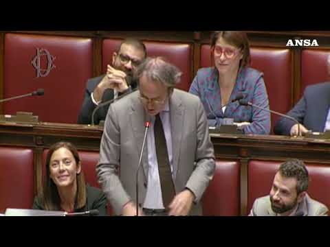 “Salva-Milano”, Bonelli canta in Aula la Via Gluck di Celentano