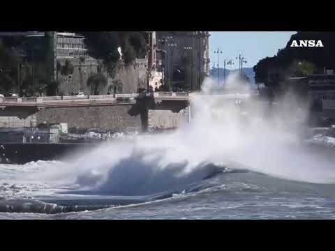 Maltempo in Liguria, forte mareggiata sulla costa genovese