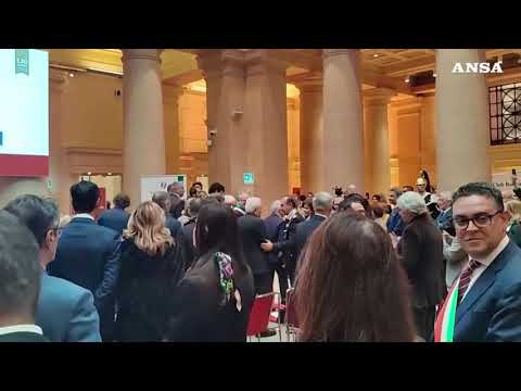 Mattarella saluta i sindaci e lascia l’evento del Touring Club Italiano