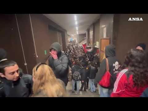 Roma, corteo alla Sapienza: cori e slogan contro i fascisti