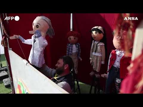 Siria, i Caschi bianchi portano le marionette nei campi profughi