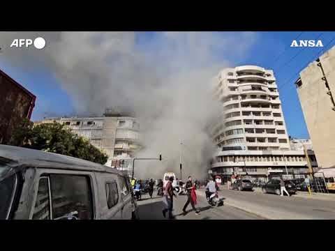 Beirut, il momento in cui un missile israeliano colpisce un edificio