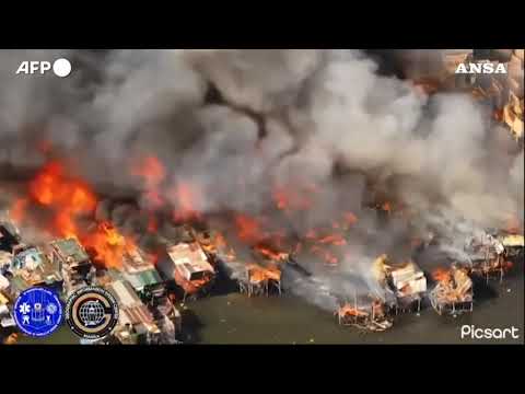 Filippine, gigantesco incendio a Manila: le immagini dal drone