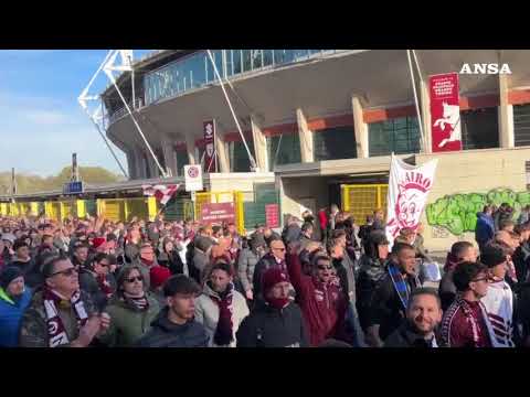 Calcio, la protesta dei tifosi del Torino contro la presidenza Cairo
