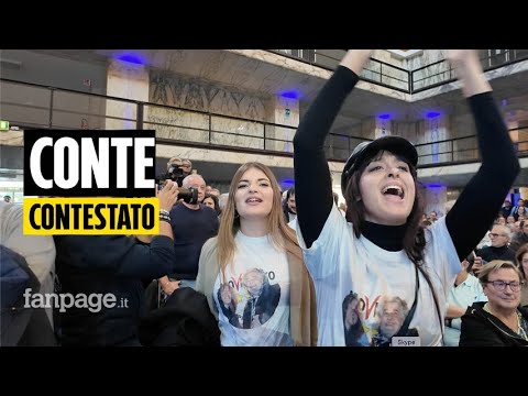 Assemblea M5S, un gruppo di contestatori contro Conte: “Vogliamo trasparenza”