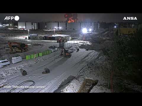 Un aereo cargo precipita a Vilnius, il momento dello schianto