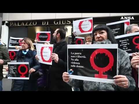 Violenza sulle donne, flash mob a Genova organizzato dalla Uil