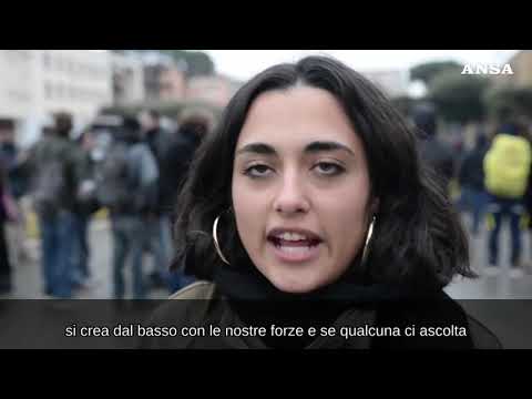 25 novembre, Roma: alla Sapienza fuoco a una panchina