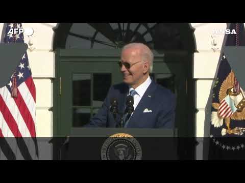 Washington, Biden grazia due tacchini per il Ringraziamento