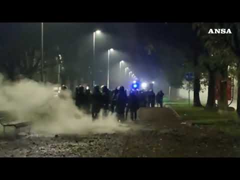 Milano, vandalismi e cariche nella notte al quartiere Corvetto