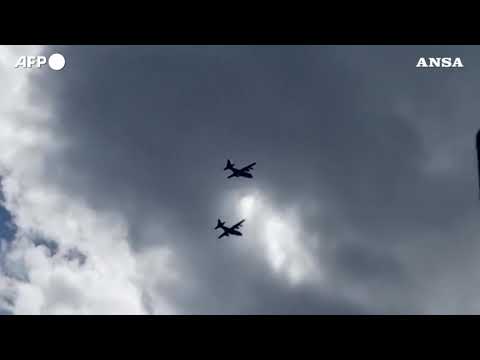 Gaza, aerei lanciano aiuti umanitari con il paracadute