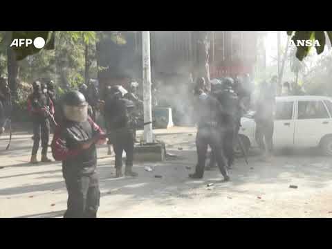 Pakistan, scontri fra polizia e sostenitori dell’ex premier Khan