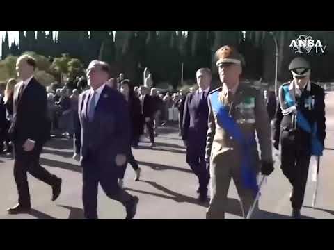 4 novembre, La Russa in ginocchio al Sacrario militare di Redipuglia