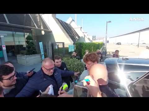 Atp Finals, Sinner firma autografi dopo la visita medica