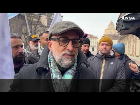 Trenta sagome di poliziotti in piazza a Torino, flash mob di Fsp